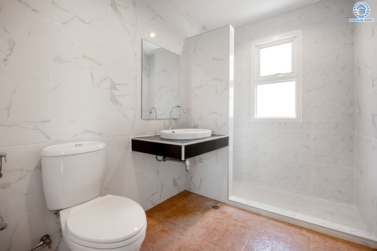 บ้านมือสองตกแต่งใหม่ ม.ชัยพฤกษ์ บางบัวทอง บ้านเดี่ยวจากแบรนด์ LH เนื้อที่ 61.7 ตร.ว. ฟังก์ชัน 3 ห้องนอน 3 ห้องน้ำ จอดรถได้ 1 คัน พร้อม Facilities ครบครัน บนทำเลเดินทางสะดวก ติดถนนบางกรวย-ไทรน้อย ใกล้เซ็นทรัลเวสต์เกต และรถไฟฟ้าสายสีม่วง "สถานีบางพลู"